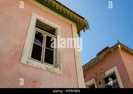 Hôtel particulier à partir de la grande rose a ruiné l'époque coloniale portugaise dans petit village côtier de l'Angola, du désert du Namib. Banque D'Images