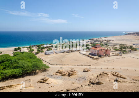 Petit village de pêcheurs avec Mucuio bâtiment colonial portugais dominant et les bâtiments blancs en Angola. Banque D'Images