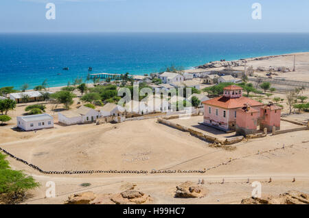 Petit village de pêcheurs avec Mucuio bâtiment colonial portugais dominant et les bâtiments blancs en Angola. Banque D'Images