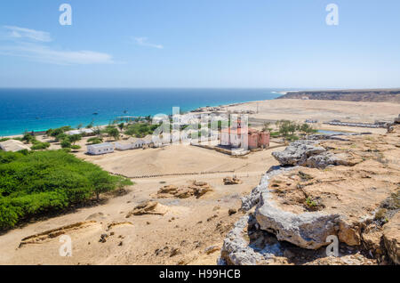 Petit village de pêcheurs avec Mucuio bâtiment colonial portugais dominant et les bâtiments blancs en Angola. Banque D'Images