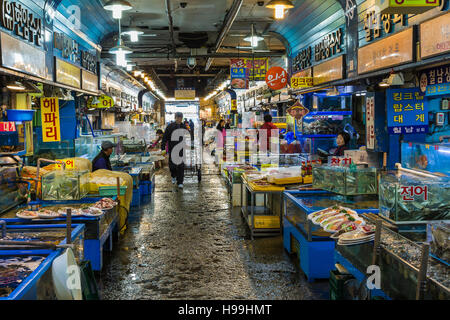 Séoul - le 23 octobre 2016 : Vendeurs de poissons à Garak Market à Séoul, Corée du Sud Banque D'Images