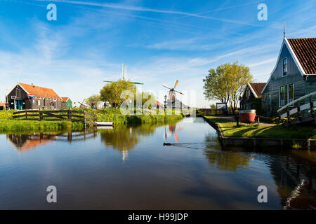 Paysage de moulins à vent hollandais traditionnel et des maisons près du canal à Zaanse, Pays-Bas, Europe Banque D'Images