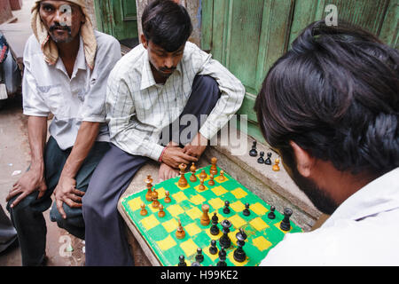 Joueurs d'échecs à la rue à Varanasi, Uttar Pradesh, Inde, Asie Banque D'Images