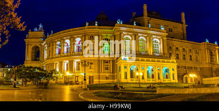 Le parc à côté de l'Opere Chambre des Odessa est le meilleur endroit pour se détendre en soirée cool, l'Ukraine. Banque D'Images