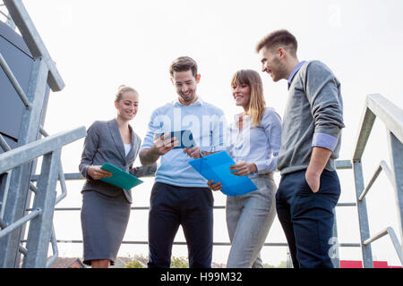 Groupe de gens d'affaires using digital tablet outdoors Banque D'Images