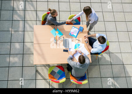 Business people shaking hands in meeting en plein air Banque D'Images