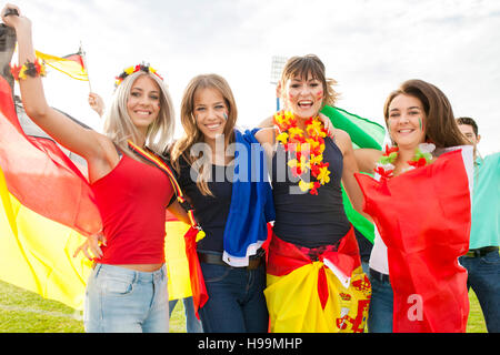 Groupe de fans de football célèbre sur le terrain de soccer Banque D'Images