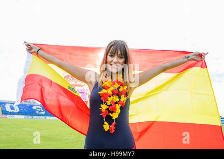 Jeune femme avec la peinture pour le visage holding Drapeau espagnol Banque D'Images