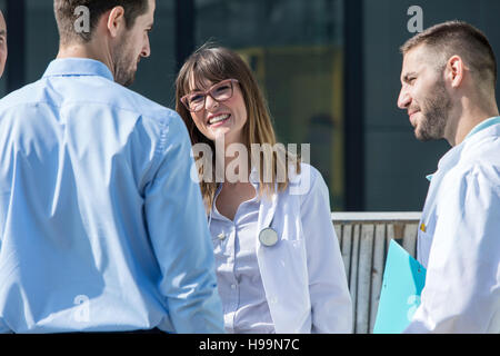 Groupe de médecins talking outdoors Banque D'Images