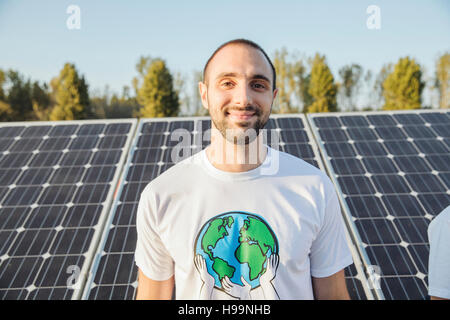 Portrait of teenage écologiste en face de panneaux solaires Banque D'Images