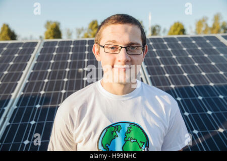 Portrait of teenage écologiste en face de panneaux solaires Banque D'Images