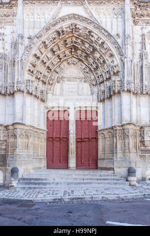 L'avant de l'Eglise Saint Martin de Clamecy dans la ville de Clamecy, en Bourgogne. Banque D'Images