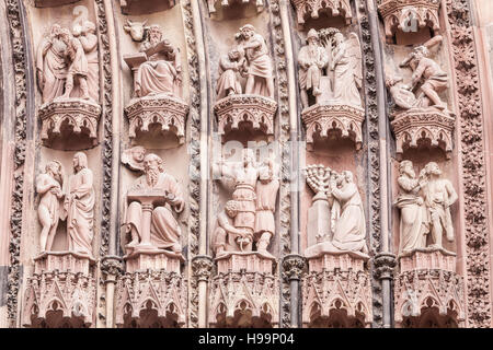 Détail du tympan sur Notre Dame de la cathédrale de Strasbourg. Banque D'Images