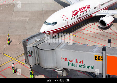 Avion Boeing 737-86J de Air-Berlin airlines a atterri à l'aéroport de Düsseldorf, 21 mai 2011, l'Allemagne Banque D'Images