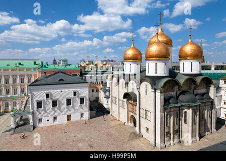 Vue aérienne de la cathédrale de la Dormition et la place de la cathédrale dans le Kremlin de Moscou, Russie Banque D'Images