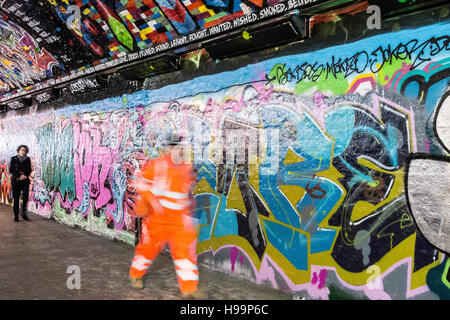 Leake Street, également connu sous le nom de Tunnel Graffiti, sous la gare de Waterloo, Lambeth, London, SE1, au Royaume-Uni. Banque D'Images