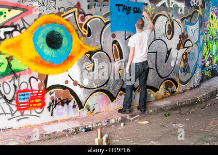 Artiste de rue de Leake Street, également connu sous le nom de Graffiti tunnel, sous la gare de Waterloo, Lambeth, Londres, SE1, Royaume-Uni. Banque D'Images