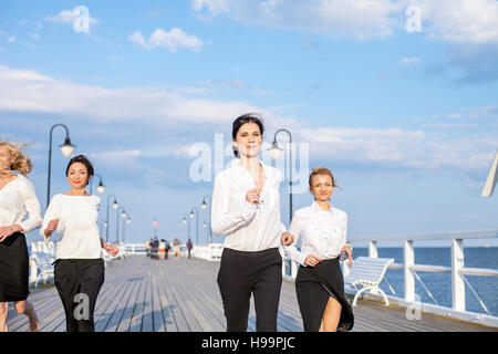 Des femmes d'affaires du groupe le long jetty Banque D'Images