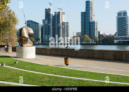 La sculpture de la pièce de verrouillage de Henry Moore à l'extérieur de Tate Britain sur Millbank à Londres. Banque D'Images