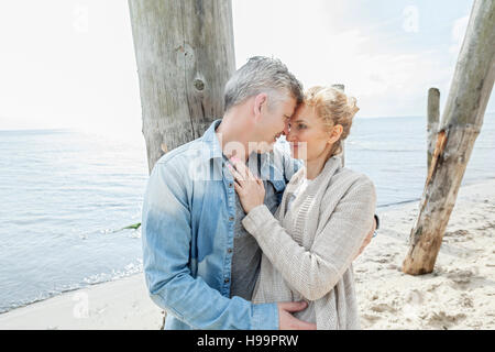 Portrait de couple kissing on beach Banque D'Images