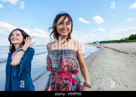 Deux femmes prendre une promenade le long de la plage Banque D'Images