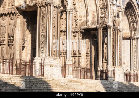 Le portail sud de la cathédrale de Chartres. Banque D'Images