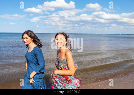 Deux femmes prendre une promenade le long de la plage Banque D'Images
