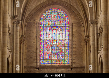 Un magnifique vitrail au-dessus de la nef de la cathédrale du Mans. Banque D'Images