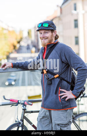 Bike messenger prendre une pause Banque D'Images