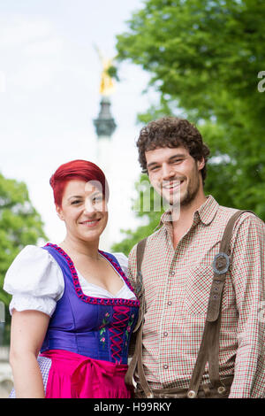 Jeune couple en face de Friedensengel monument Banque D'Images