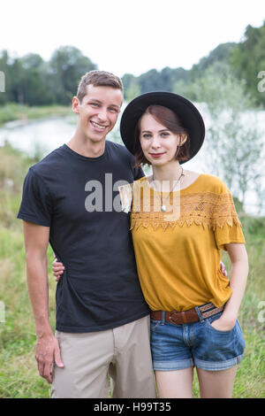 Portrait of happy couple sur la rive Banque D'Images