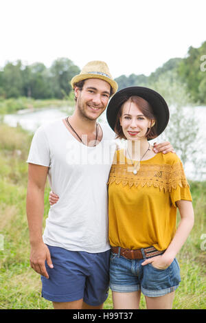 Portrait of happy couple sur la rive Banque D'Images