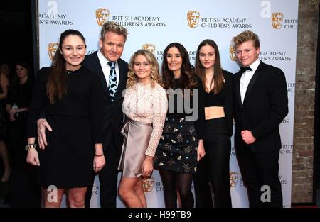 Gordon Ramsay (deuxième à gauche) Tana Ramsay (troisième à droite) et les enfants arrivent à la British Academy Children's Awards, au Roundhouse à Camden, au nord de Londres. Banque D'Images