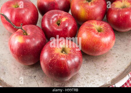 Pommes rouges fraîchement cueillies sur une plaque en pierre Banque D'Images