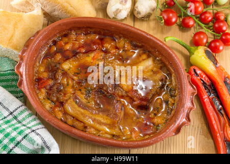 Les haricots cuits dans un bol de céramique faite traditionnellement Banque D'Images