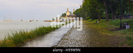 Panorama de la ville de Taganrog remblai sur un soir d'été pluvieux Banque D'Images