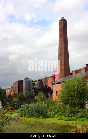 Kelham Island Museum (l) et 'Le Chimney House', (r) sur la rivière Don en Kelham Island, Sheffield, South Yorkshire, Angleterre, Royaume-Uni Banque D'Images