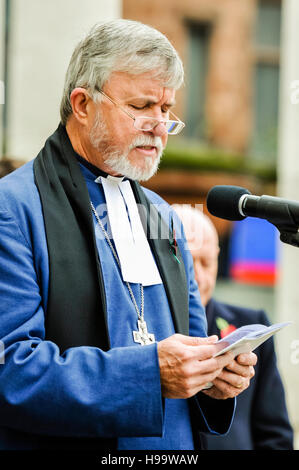 Belfast, Irlande du Nord. 13 Nov 2016 - Rev Bill Mullally, Président de l'Église méthodiste en Irlande, donne une allocution à la cérémonie du culte de dimanche à Belfast City Hall Cénotaphe. Banque D'Images