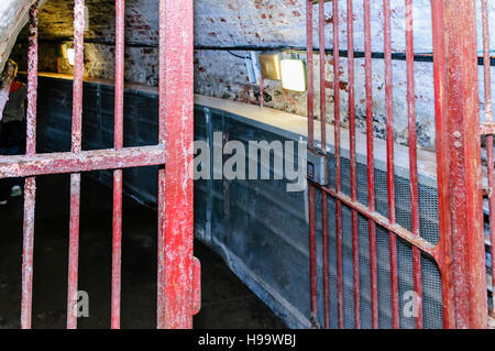 Crumlin Road tunnel souterrain entre palais de justice et prison, Crumlin Road Belfast, en Irlande du Nord. Ce tunnel a été utilisé pour transférer des prévenus devant les tribunaux pour leur audience, et était souvent le lieu de combat et les attaques entre les prisonniers. Banque D'Images