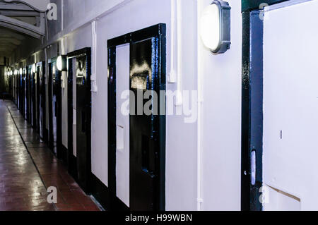 Rangée de cellules à l'intérieur de la prison, un chemin Crumlin prison victorienne inspirée de Pentonville à Londres. Banque D'Images