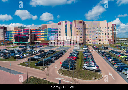 ZWOLLE, Pays-Bas - 4 avril 2016 : entrée de l'hôpital d'Isala. C'est le plus grand hôpital universitaire non aux Pays-Bas avec plus de 1,1 Banque D'Images