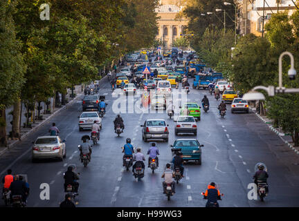 Le trafic à Khayyam street dans la ville de Téhéran, Iran Banque D'Images