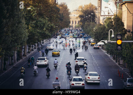 Le trafic à Khayyam street dans la ville de Téhéran, Iran Banque D'Images