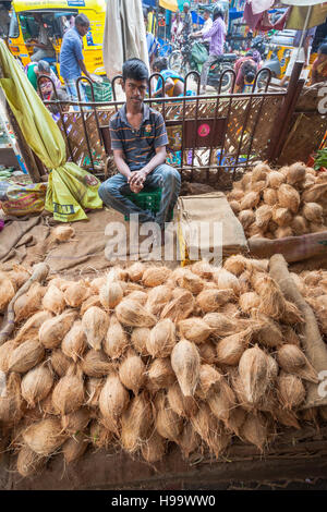 Les jeunes à son échoppe de marché vendre des noix de coco, Madurai, Inde Banque D'Images