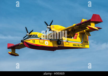 415 l'eau charge Canadail lac de Viverone en Italie Banque D'Images