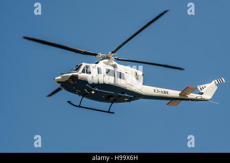 Pour ce passe-bas Vert air érythréennes AB414 à l'Aéroport de Turin LIMF Banque D'Images