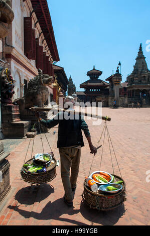 L'homme vente de légumes sur la liste du patrimoine mondial de Bhaktapur Durbar Square, l'une des trois anciennes villes de la vallée de Katmandou. L'ex-backpa Banque D'Images