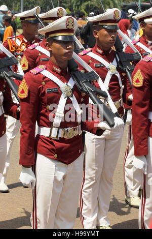 Les cadets de la police indonésienne marchant avec fusil en drapeau le jour de l'indépendance indonésienne de cérémonie au palais présidentiel. Banque D'Images