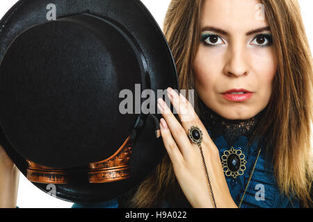 Magnifique Portrait de femme élégante rétro steampunk black hat holding studio shot isolé sur fond blanc Banque D'Images