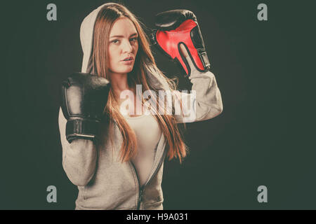L'exercice et les combats avec adversaire. L'esprit sportif et le corps solide. Femme énergique porter des vêtements de sport et des gants de boxe. Sport et santé fitness FRV Banque D'Images